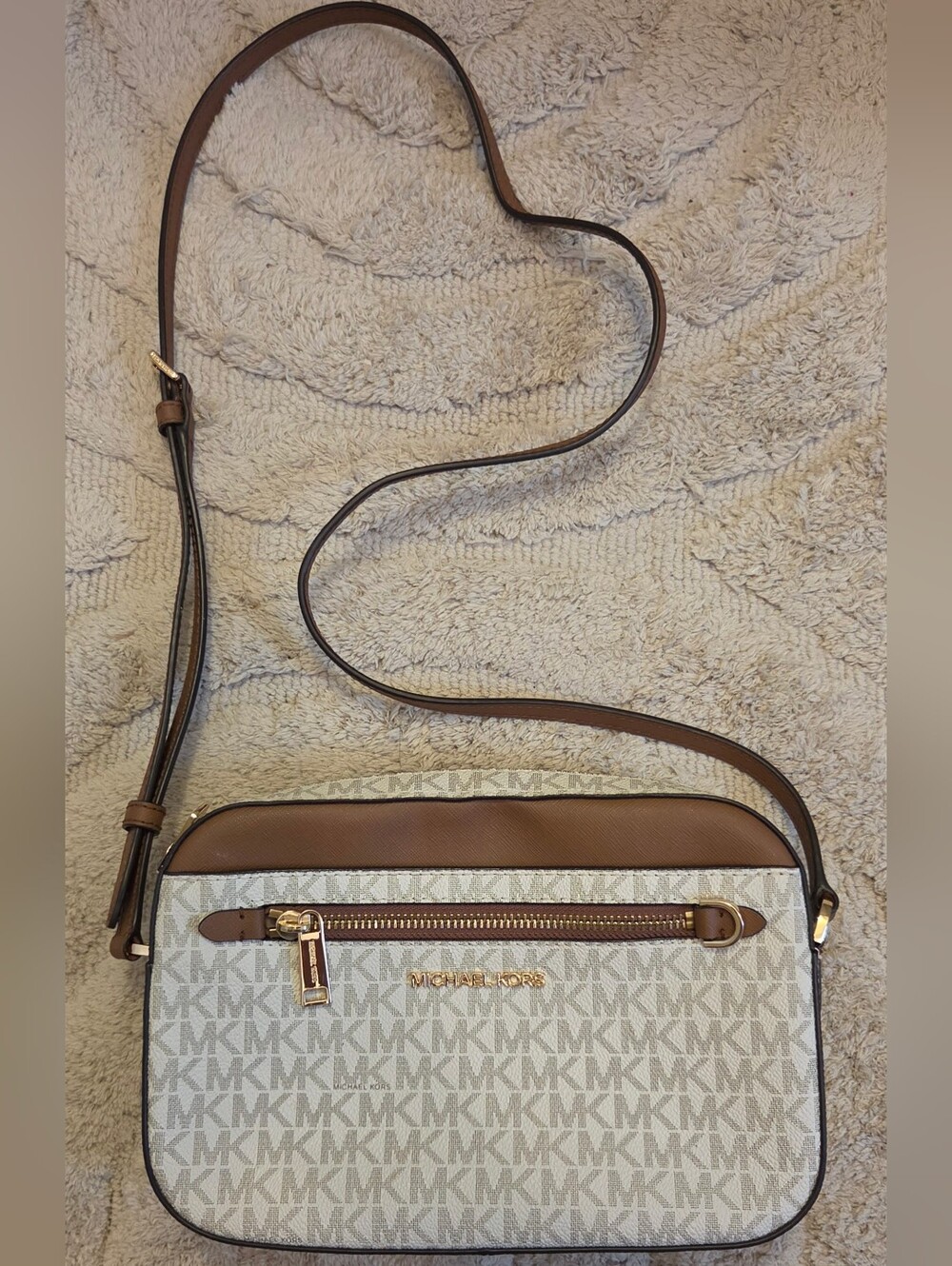 Jet Set Logo Crossbody Bag In Vanilla